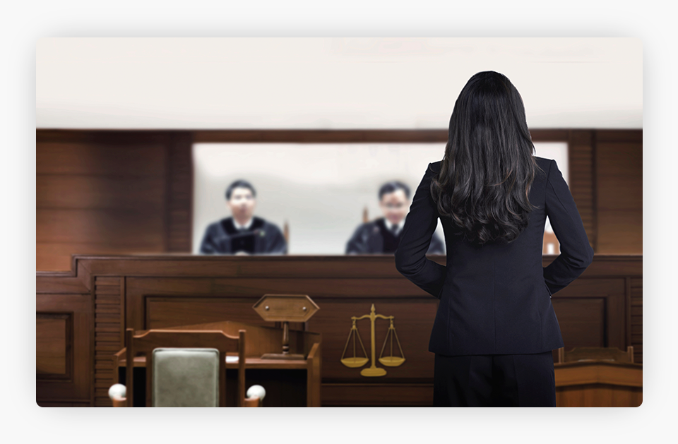 Abogada en una sala de tribunal.